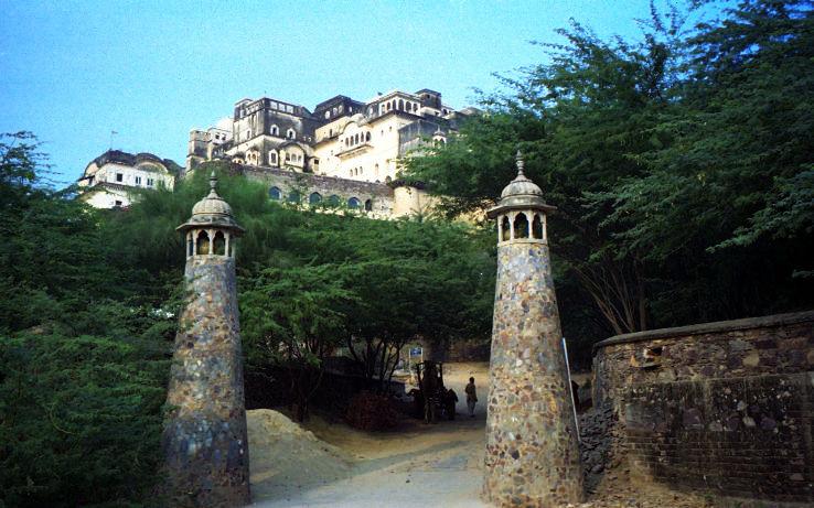 5) Neemrana Fort Palace